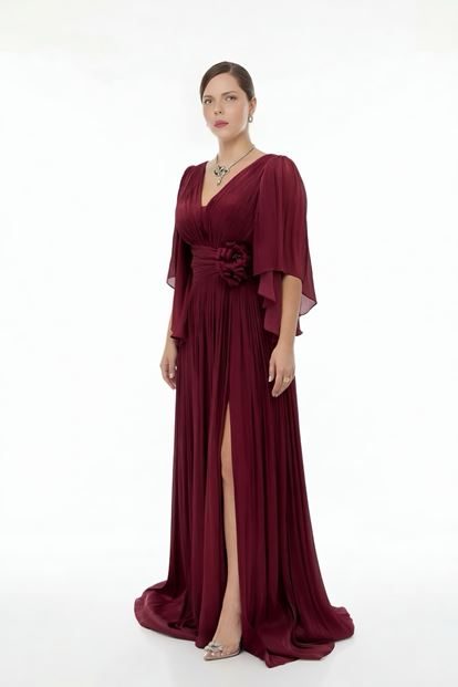 فستان سهرة بورغندي بياقة على شكل حرف V ومقاسات كبيرة، مكشكش ومزين بتفاصيل عند الخصر